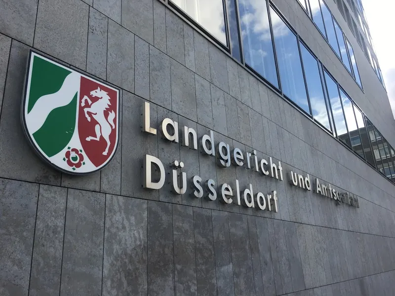 Schriftzug Landgericht und Amtsgericht Düsseldorf am Justizgebäude