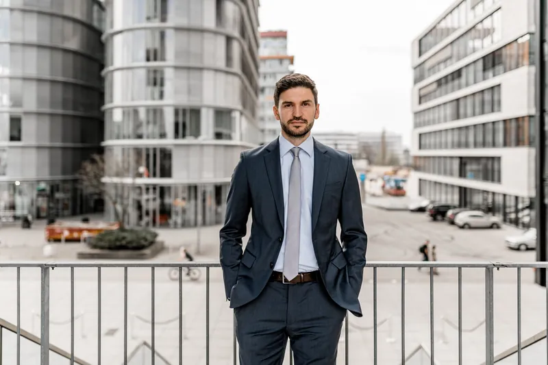 Dr. Heiko Löw an einem Geländer mit Blick auf Düsseldorf