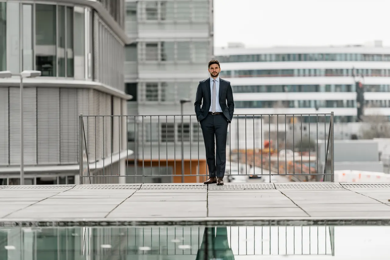 Dr. Heiko Löw auf einer Terrasse zwischen Bürogebäuden in Düsseldorf